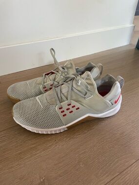 Nike Metcon Frees Shoes in Light Grey with Red Accents